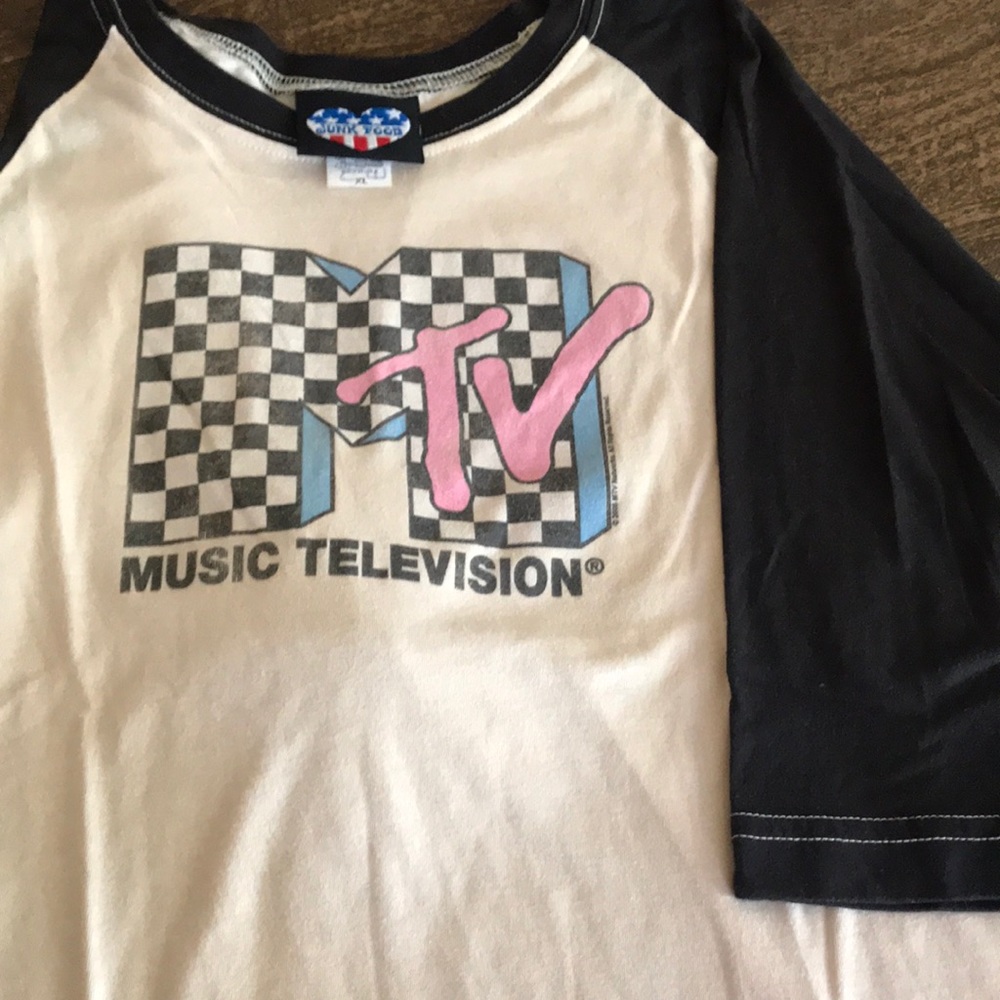 3 quarter sleeve M tv (music television) t-shirt.